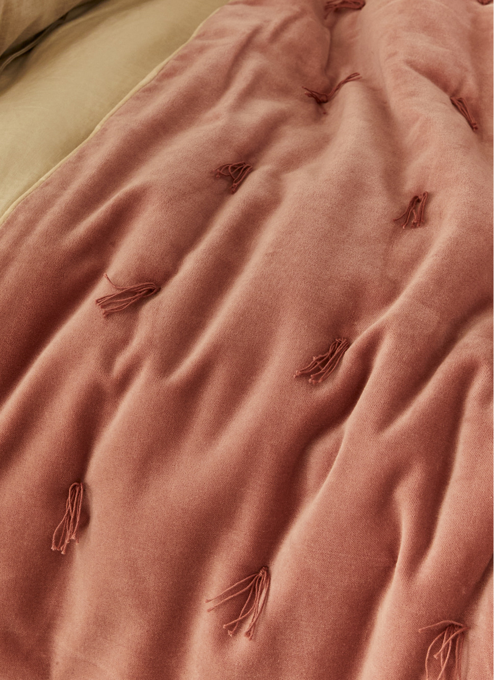 ÉDREDON EN VELOURS GANSÉ D'UN BIAIS CONTRASTÉ ROSE ACAJOU