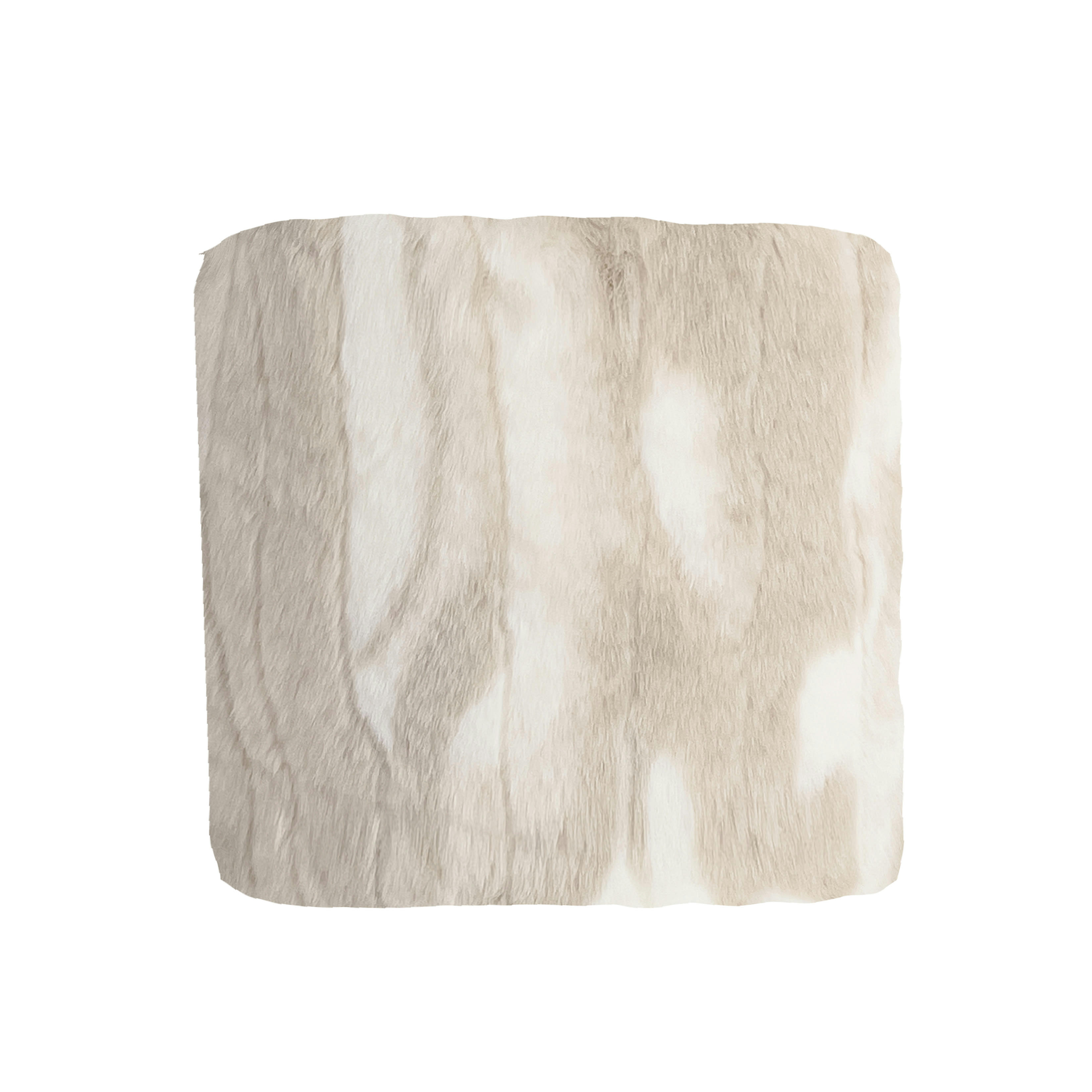 - Coussin en fausse fourrure beige et blanche