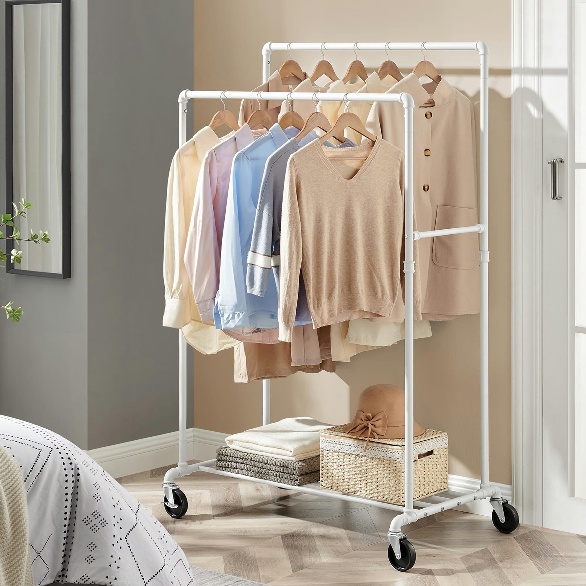 - Portant à vêtements à roulettes en acier blanc