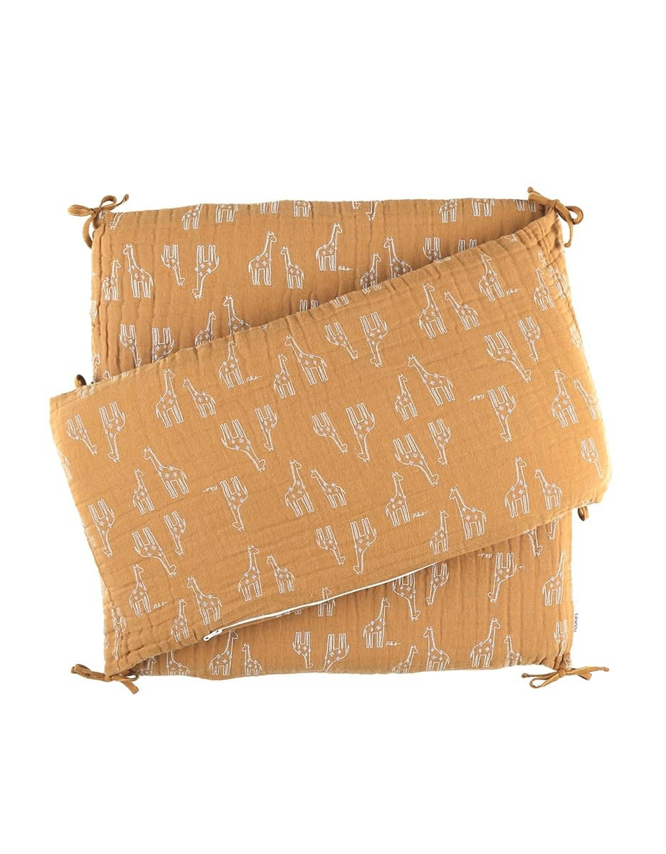 - Tour de lit respirant ocre motif girafes (lits 60x120 / 70x140 cm)