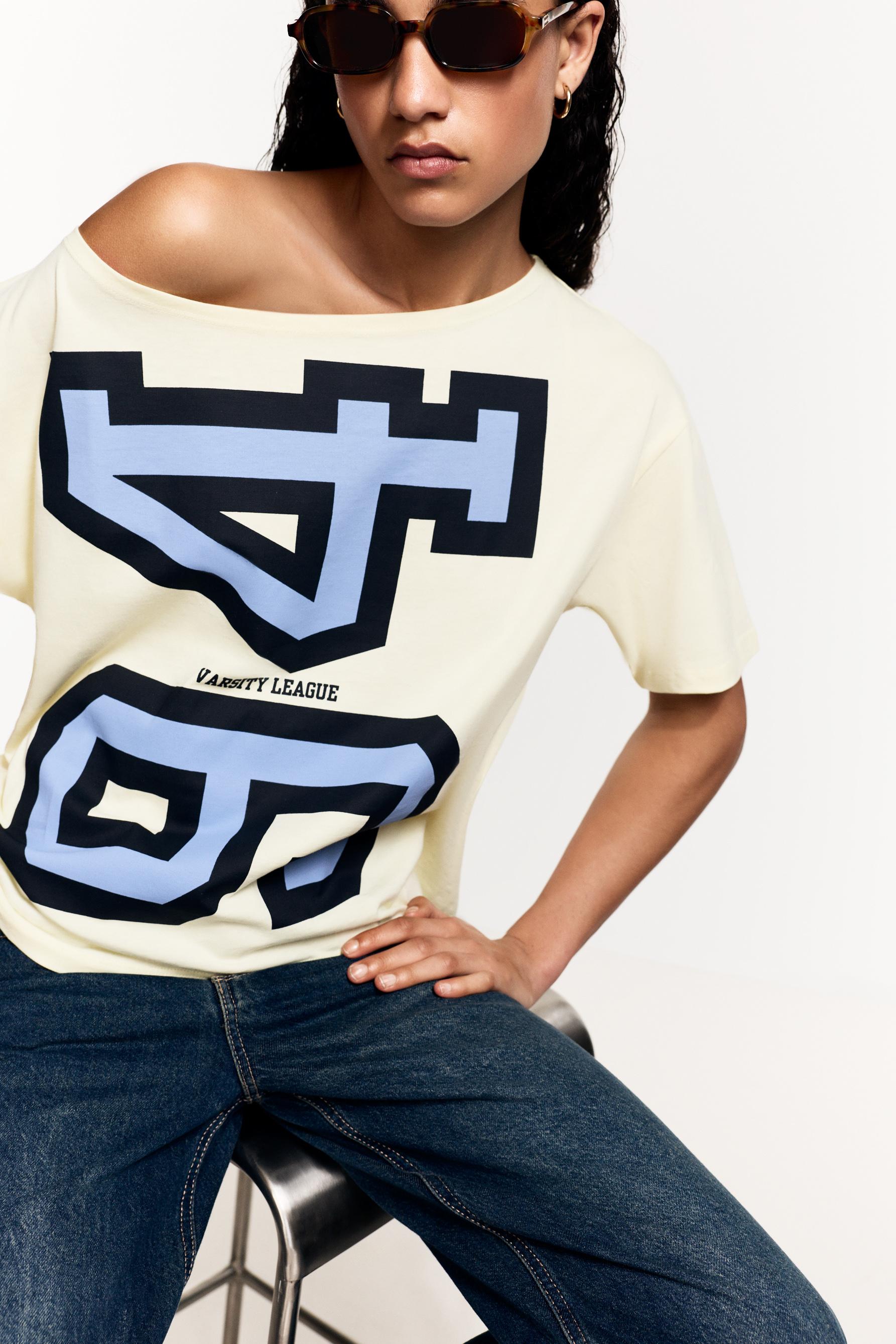 Camiseta estampada offshoulder