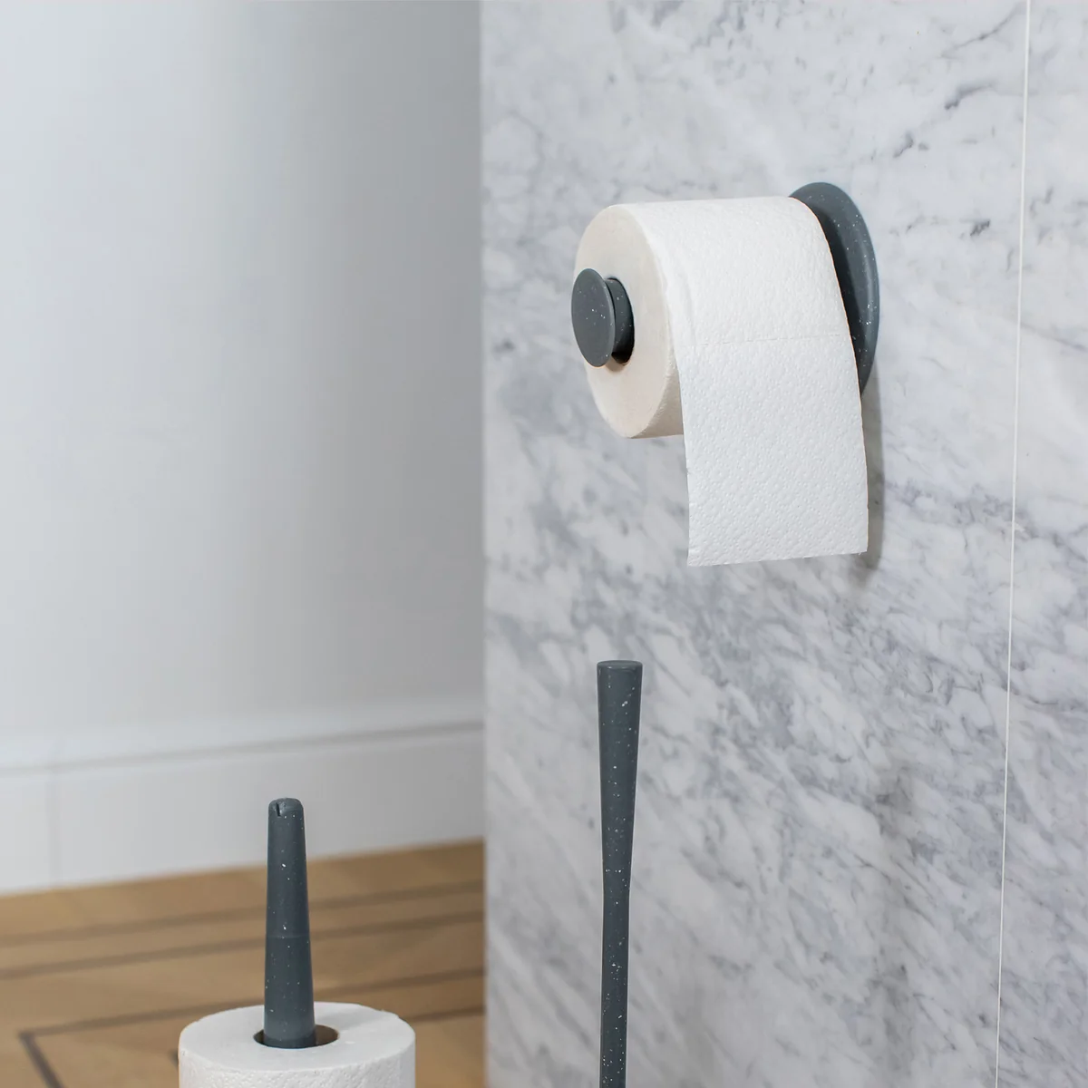 Koziol - Plug'n Roll Toilettenpapierhalter (Recycelt), desert sand