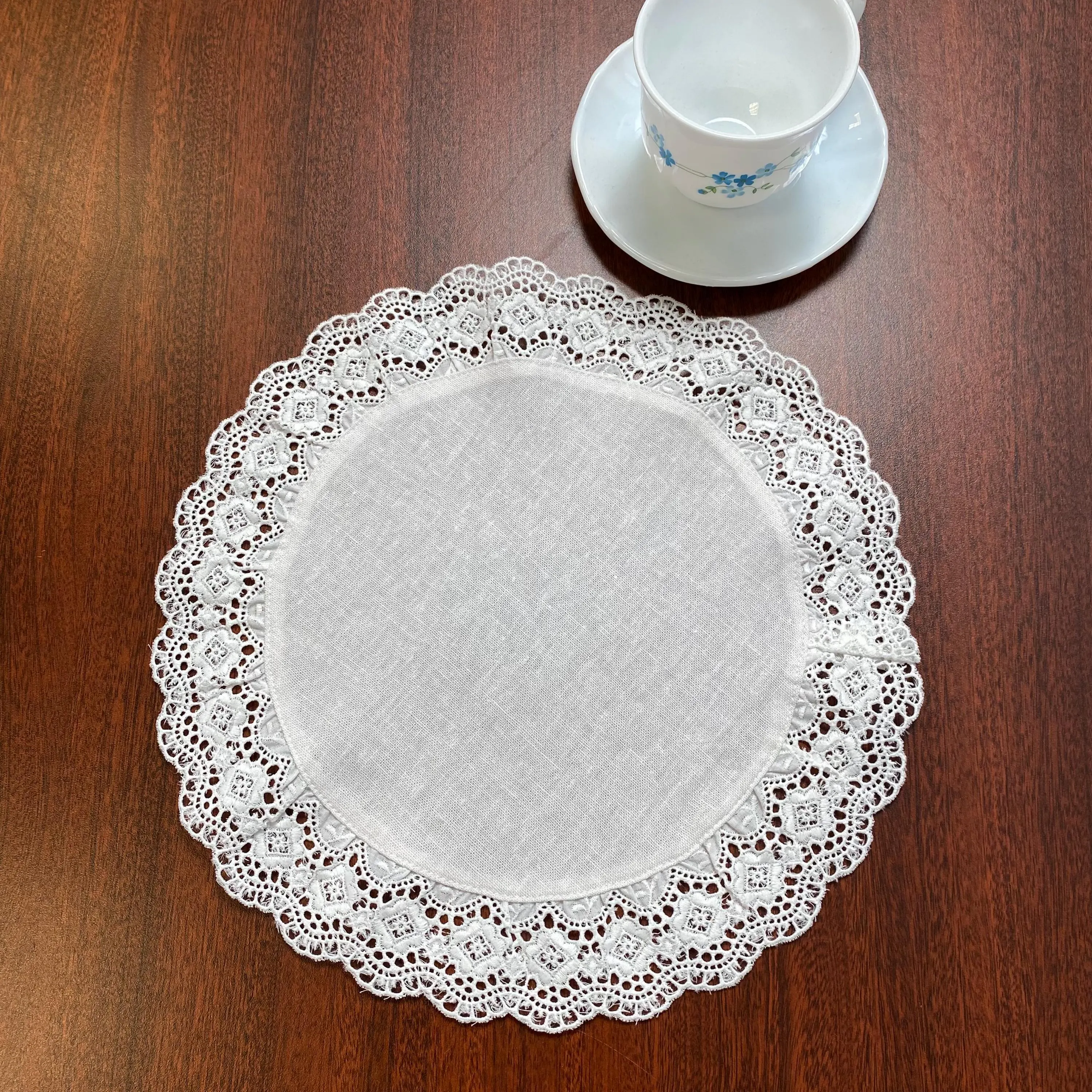 White Linen Doily Dresser Scarf Tablecloth Home Decor Cocktail Party Drink Wear