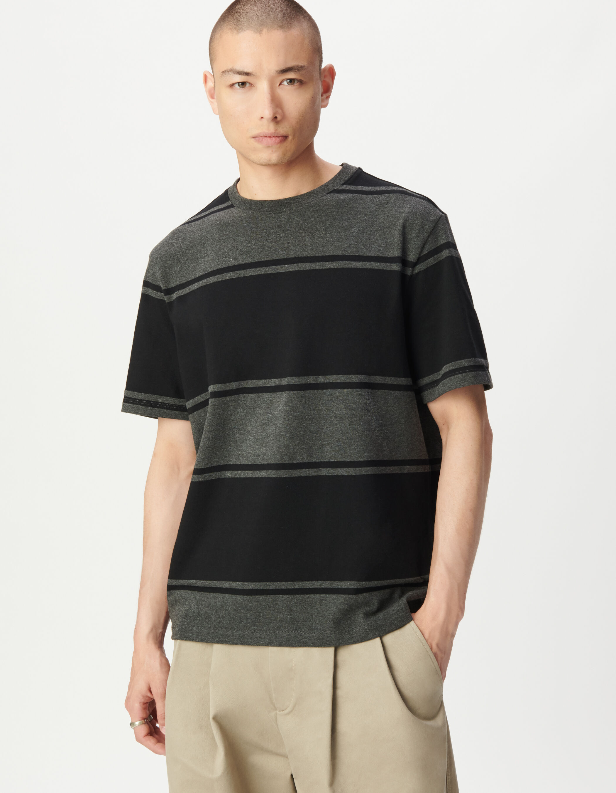 T-shirt manches courtes gris larges rayures noires Homme