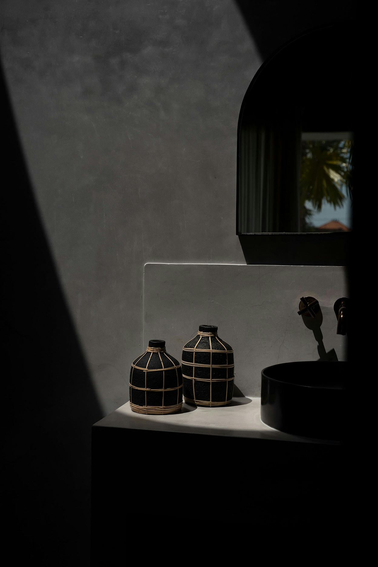 WHOOPY - Vase en terre cuite noir naturel H23