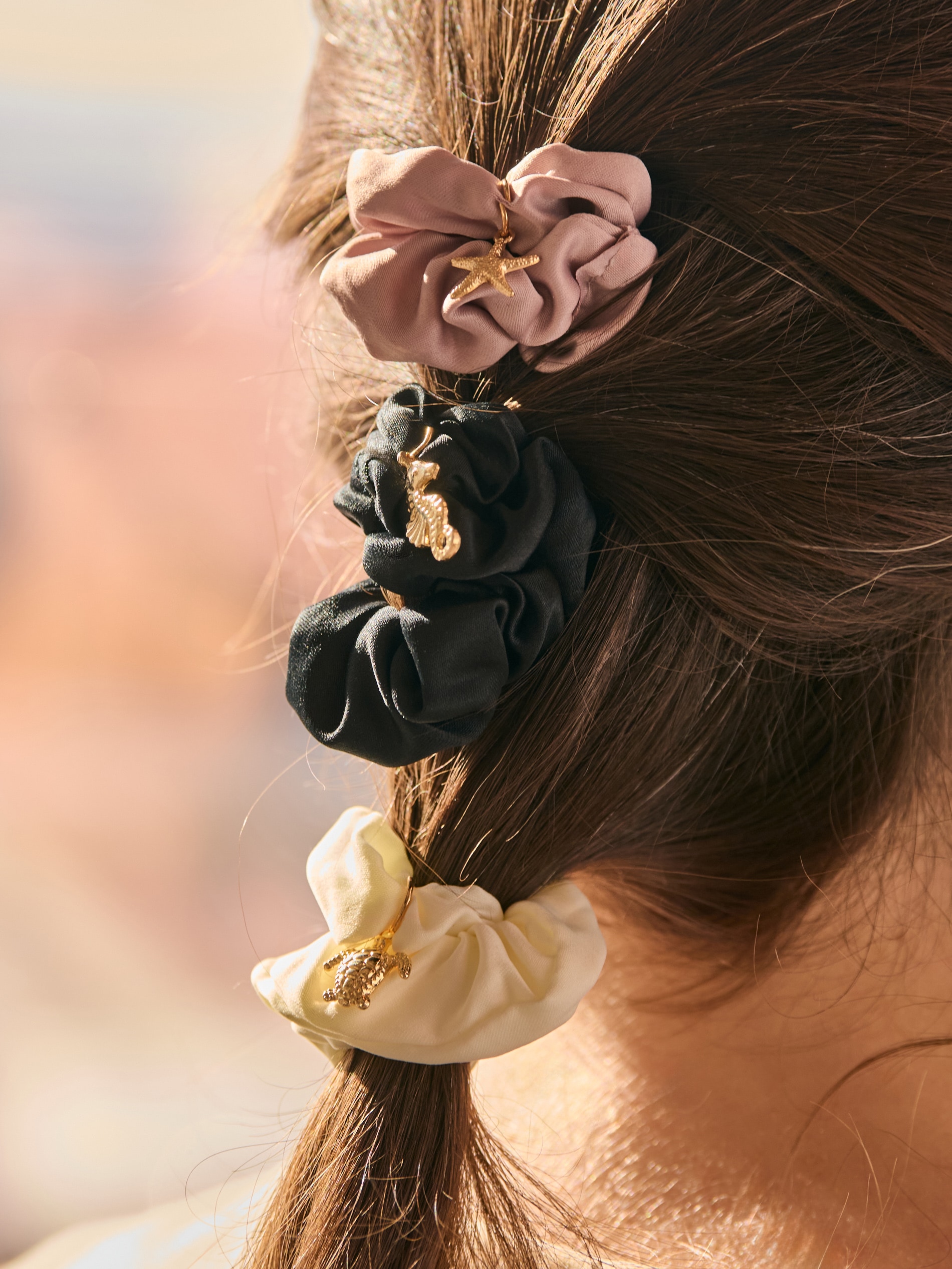 Zestaw gumek do włosów scrunchie z zawieszkami 3 pack