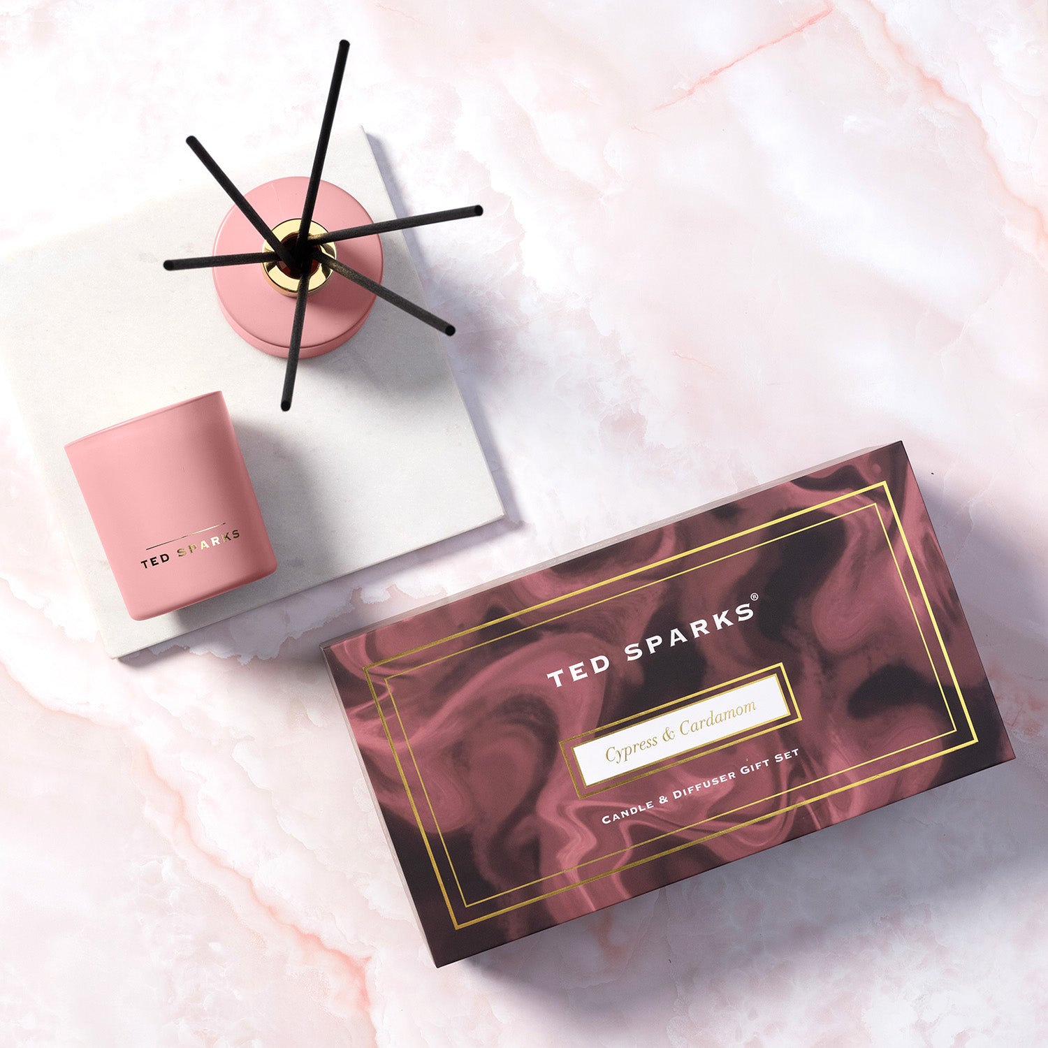 Ted Sparks Kaars & Geurstokjes Gift Set M - Cypress & Cardamom