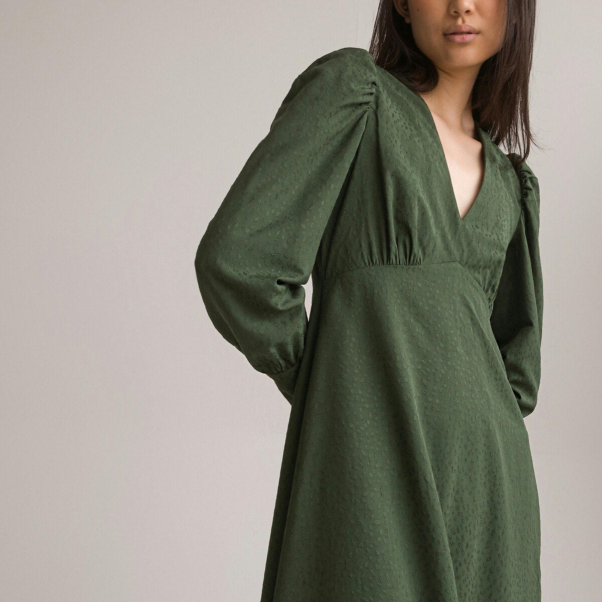 Robe col V manches longues, tissu jacquard