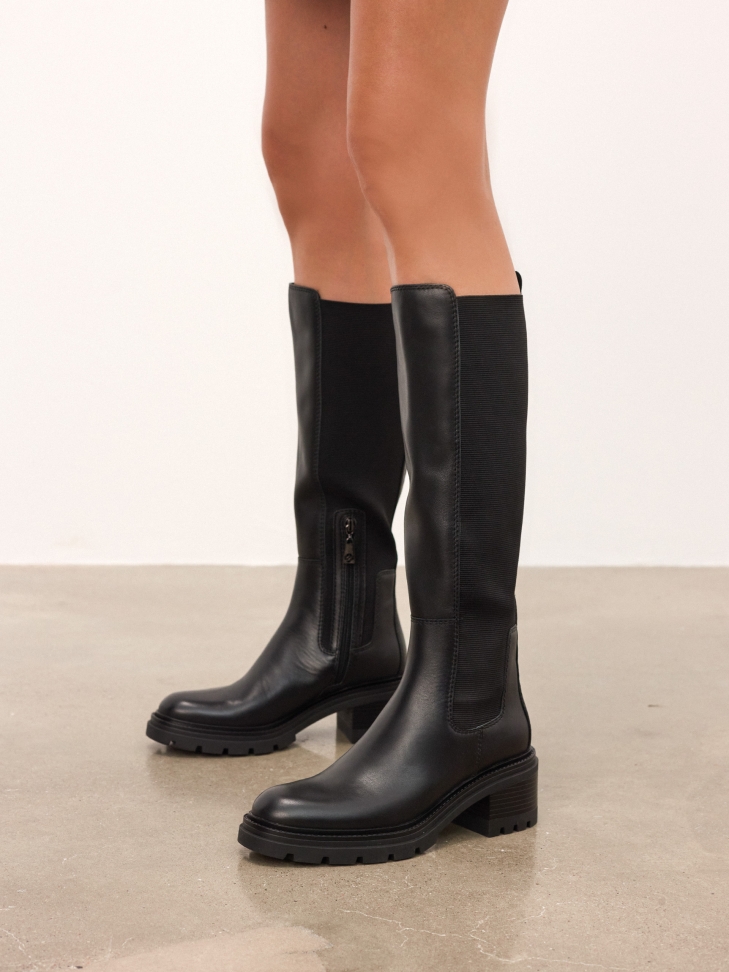 Boots with elastic fabric