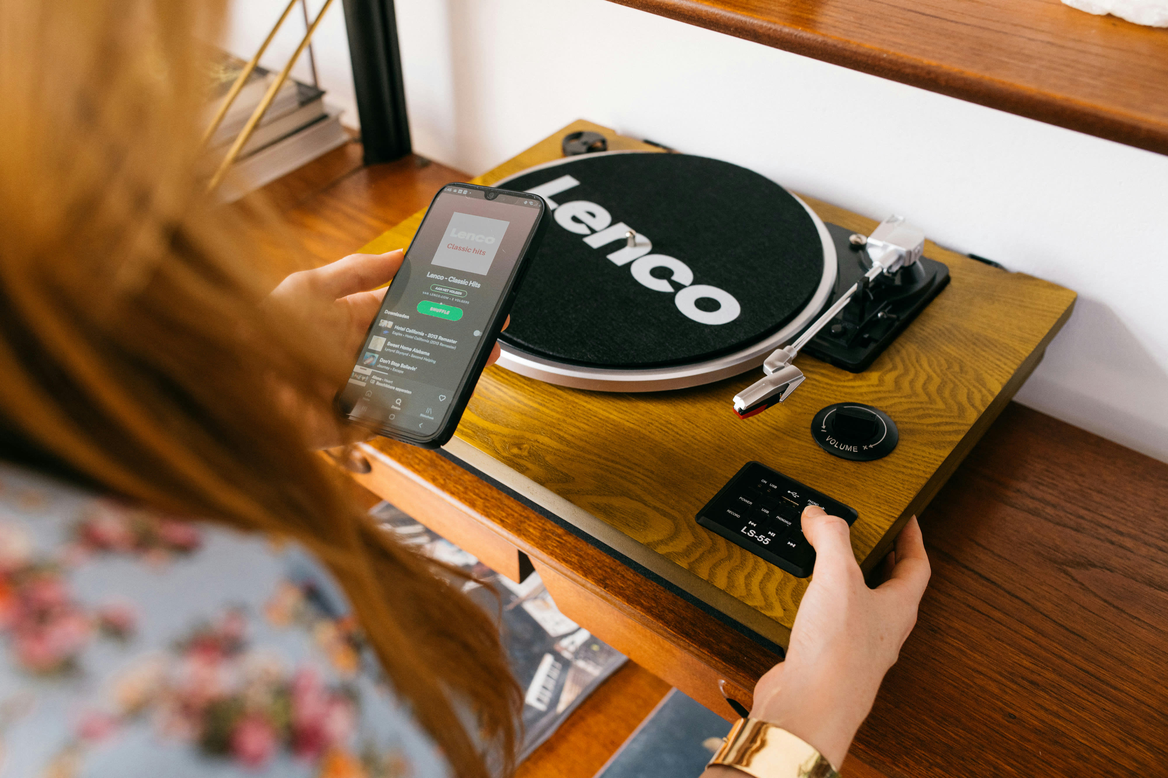 - Platine vinyle avec haut-parleurs en noyer