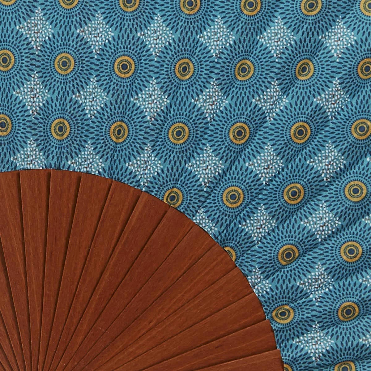 HANOÏ - Éventail en bois de merisier et coton motif fleuri turquoise