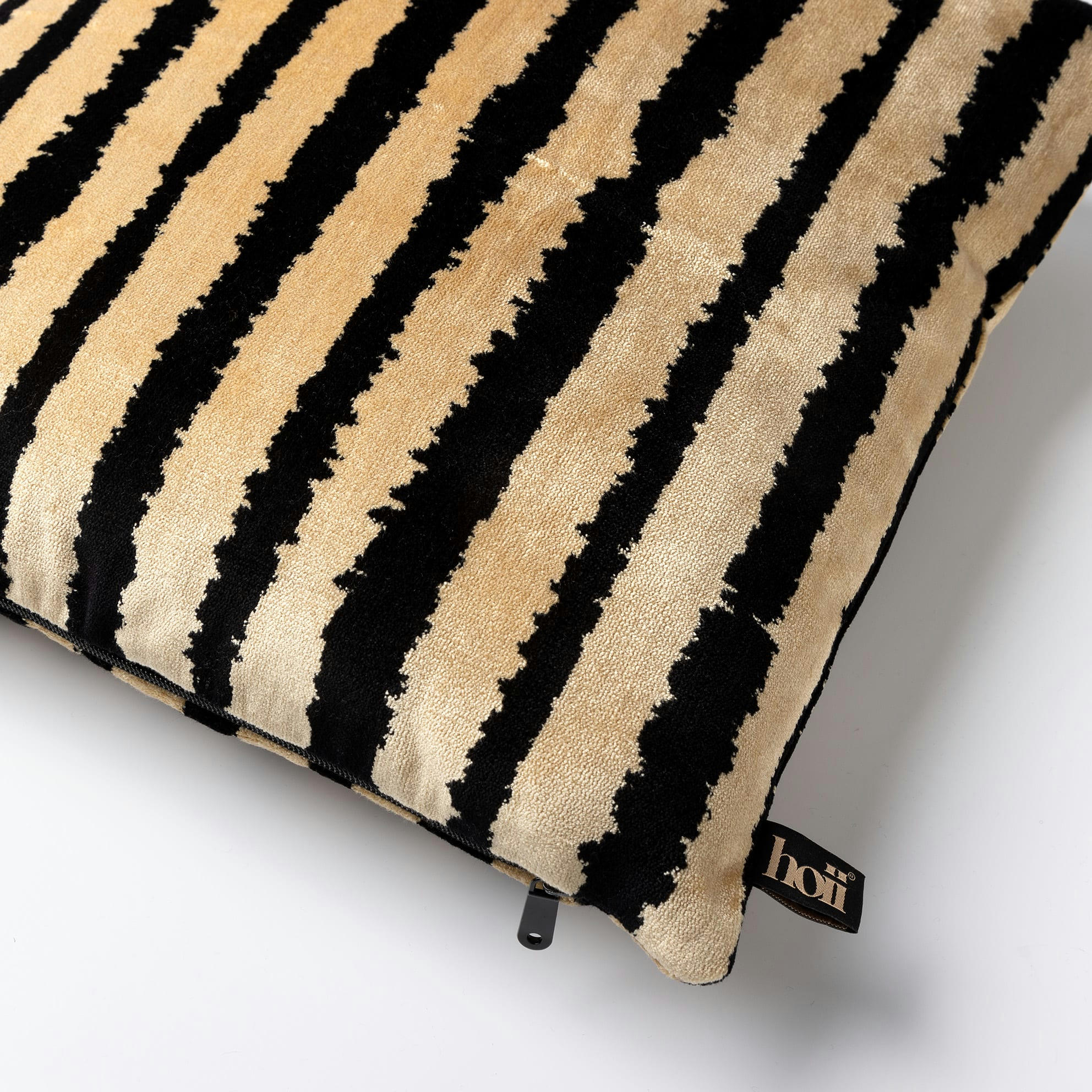 Lorenzo - Coussin noir en velours 45x45 cm avec motif rayé