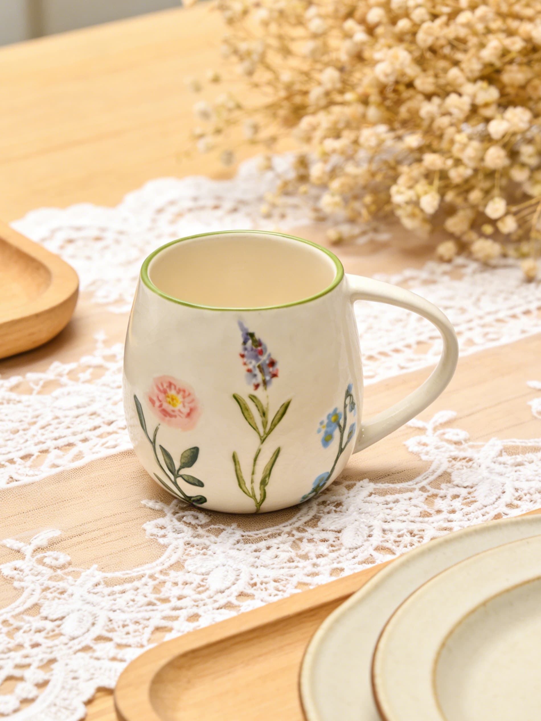 Ceramiczny kubek z motywem kwiatowym
