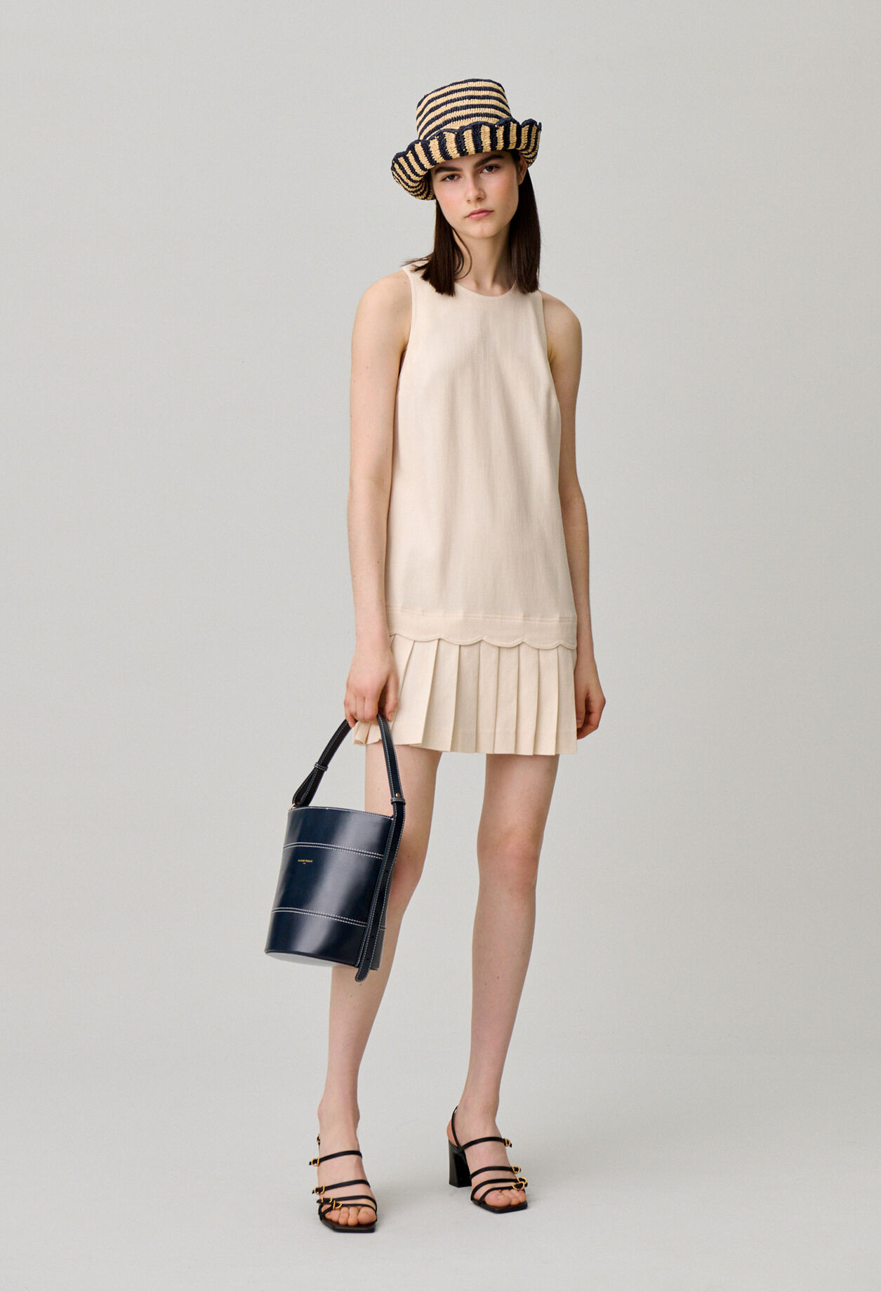 Robe courte plissée