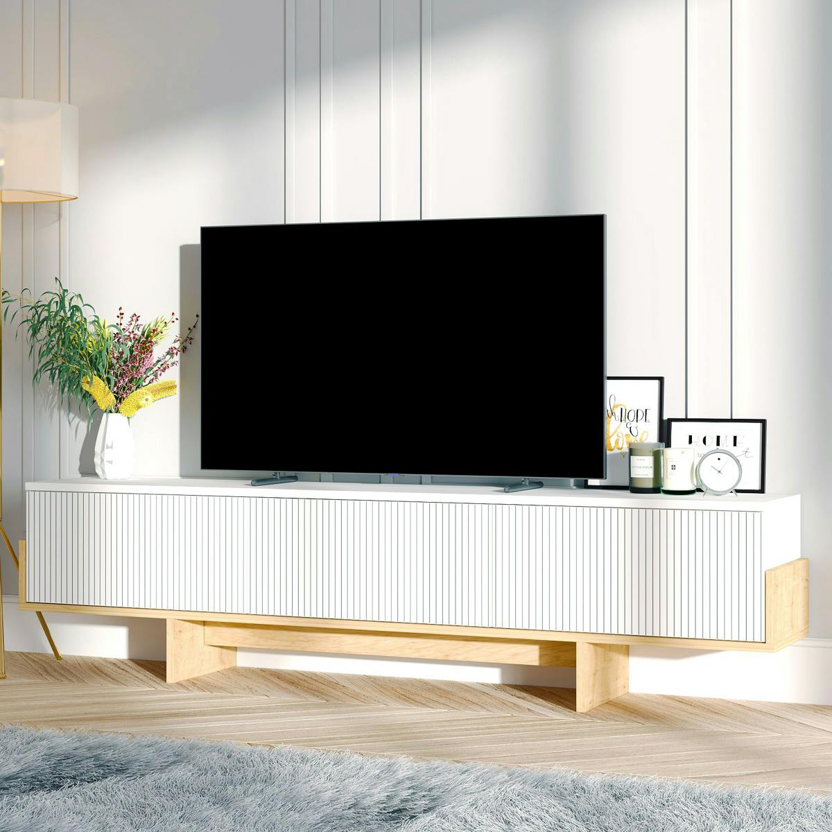 Meuble TV design blanc 3 portes striées et cadre clair MARFA