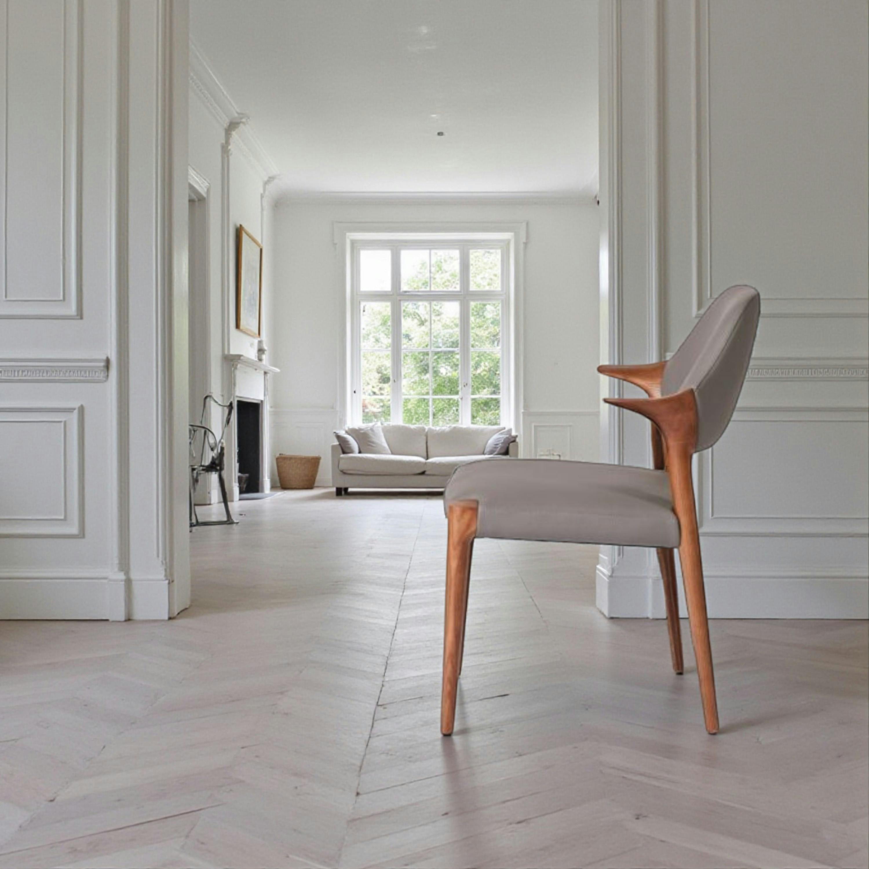 Chaise en cuir gris foncé design, accoudoirs bois brun ALDER