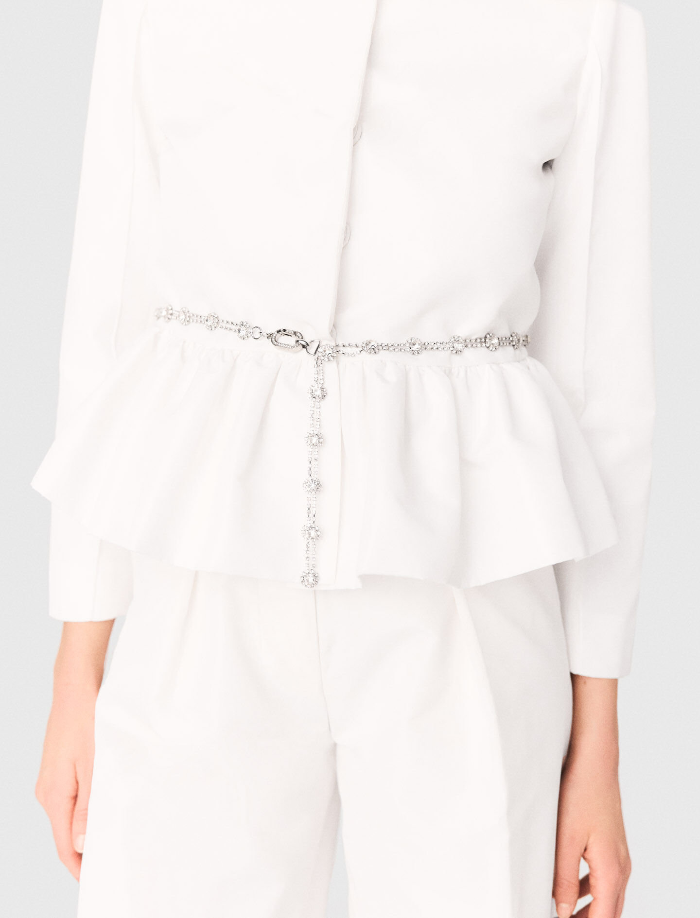 Veste courte et ceinture bijoux