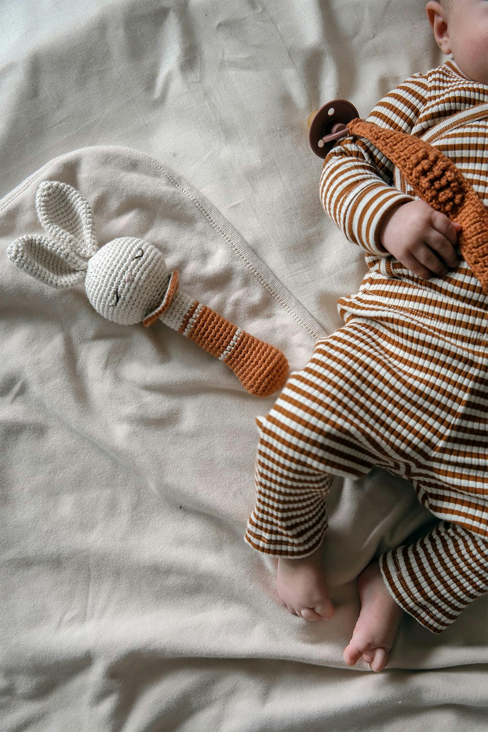 - Hochet en crochet lapin  Brique