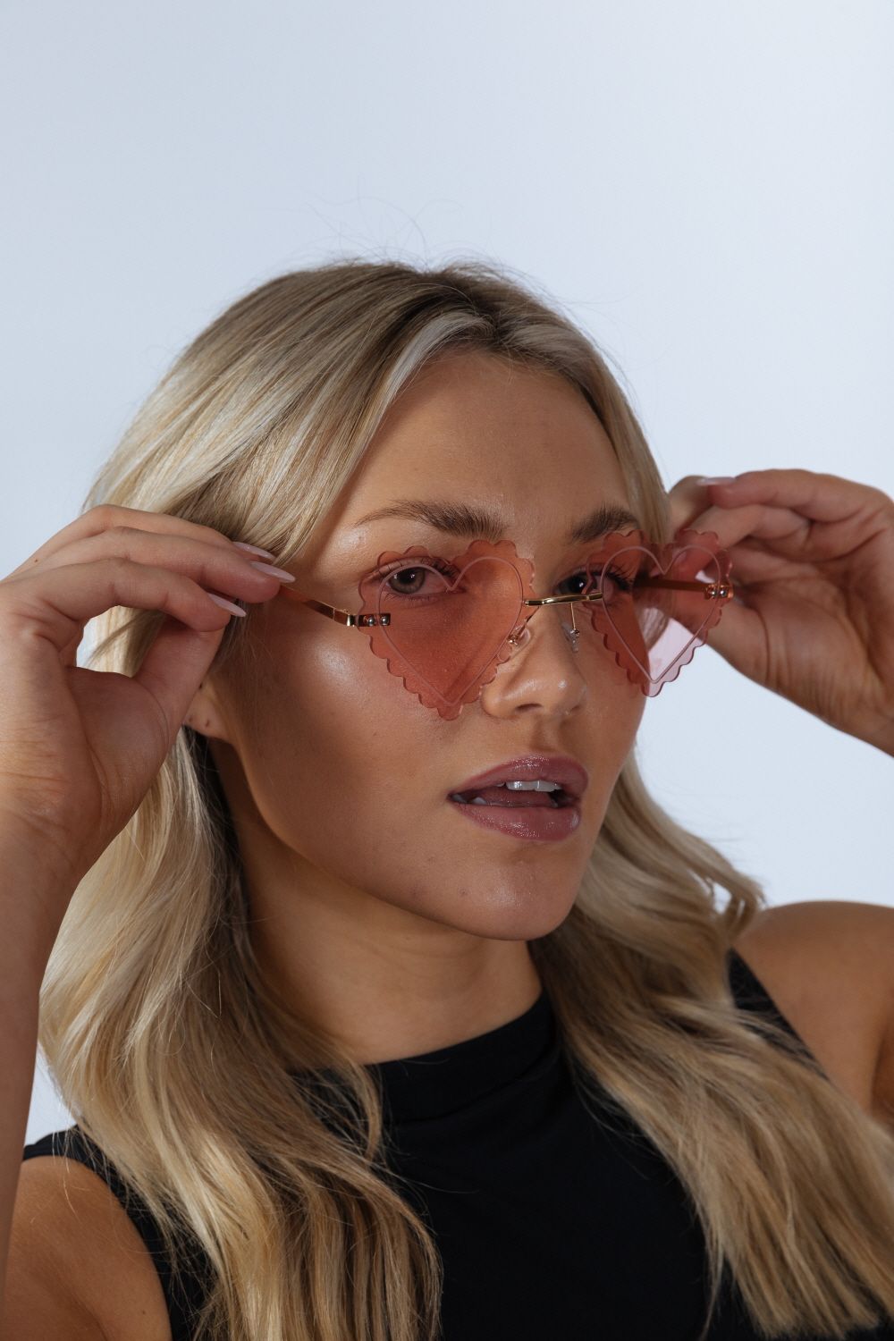 SVNX Scallop Heart Sunglasses in Pink