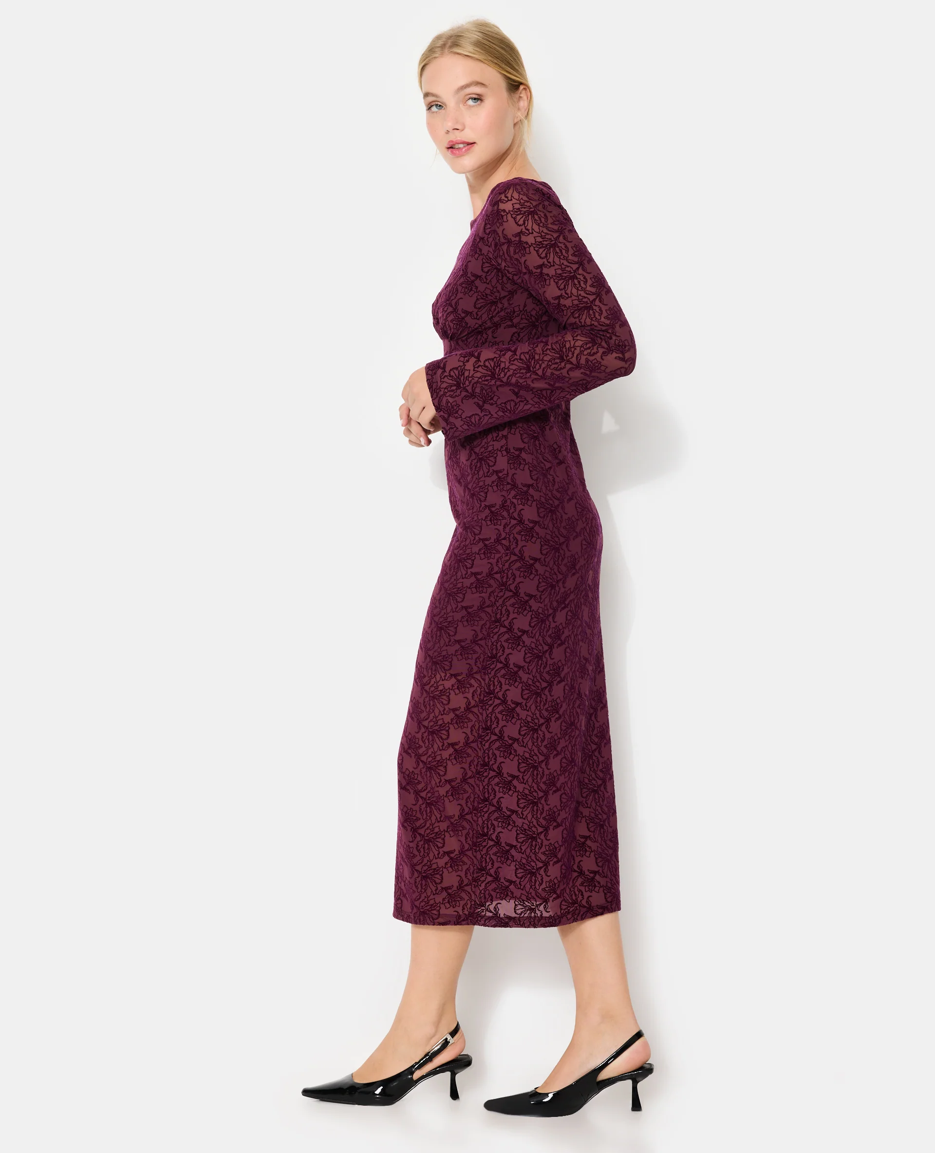 Robe longue en résille avec motifs fleurs en velours