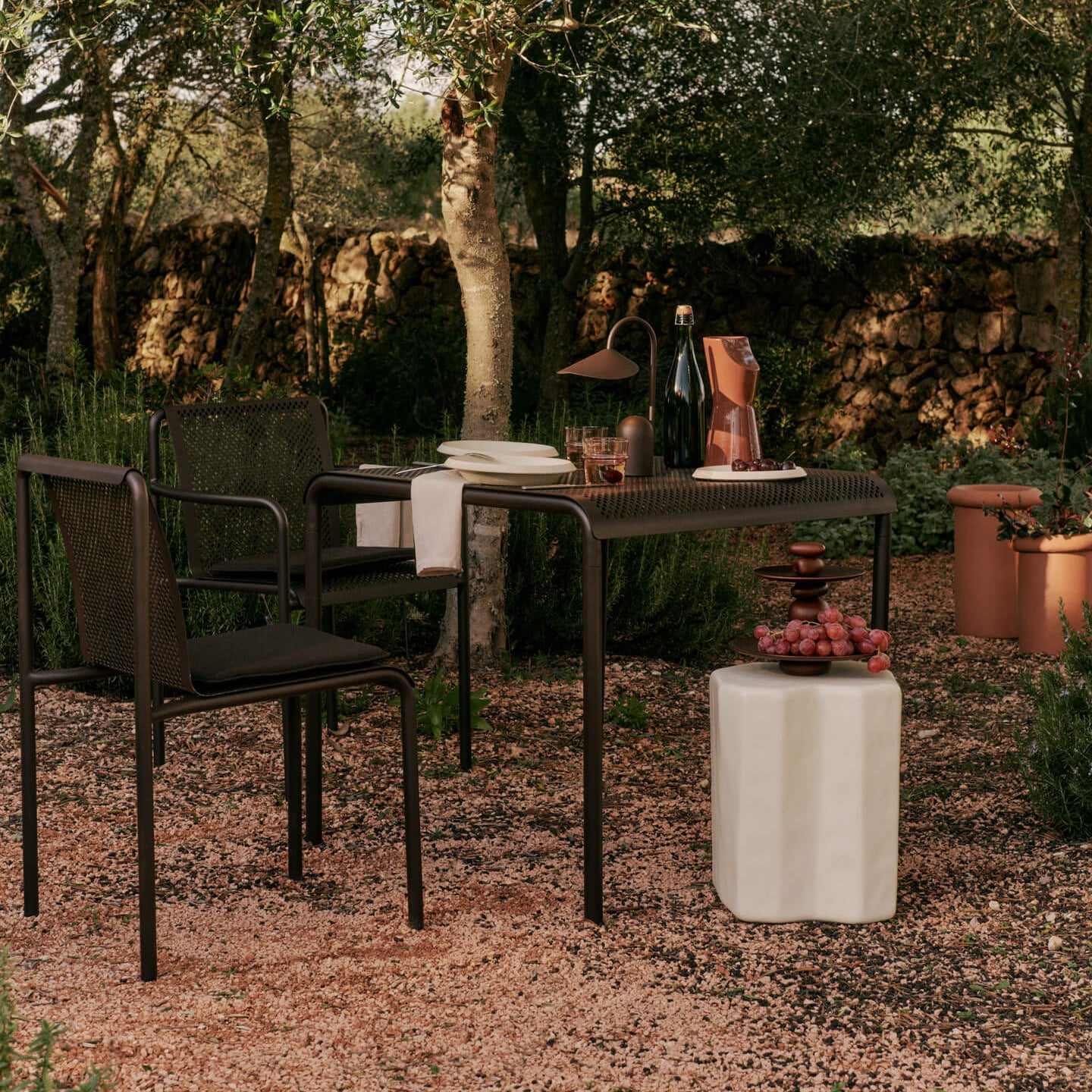 Ferm Living Dapple Tuinstoel met Armleuning - Dark Chocolate