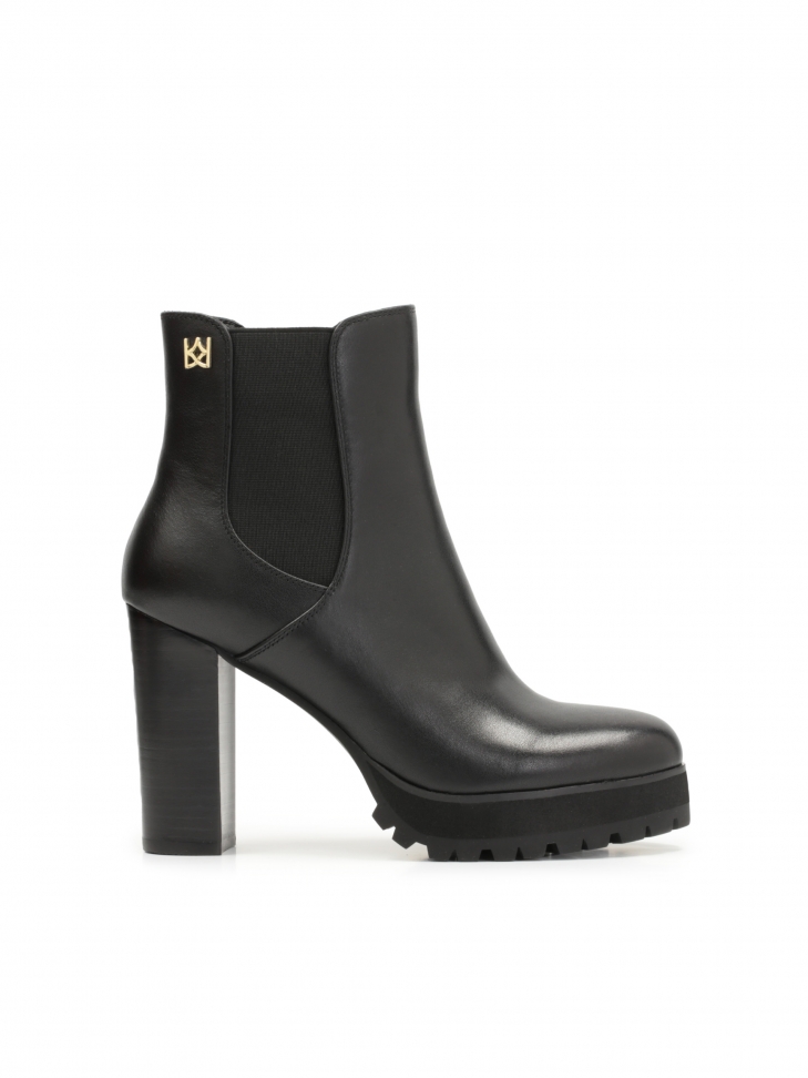Black leather booties with platform and elastics in the upper