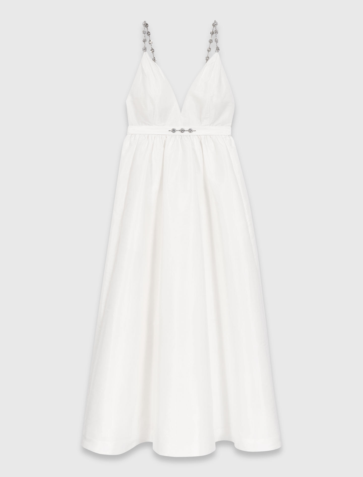 Robe longue en taffetas et bijoux