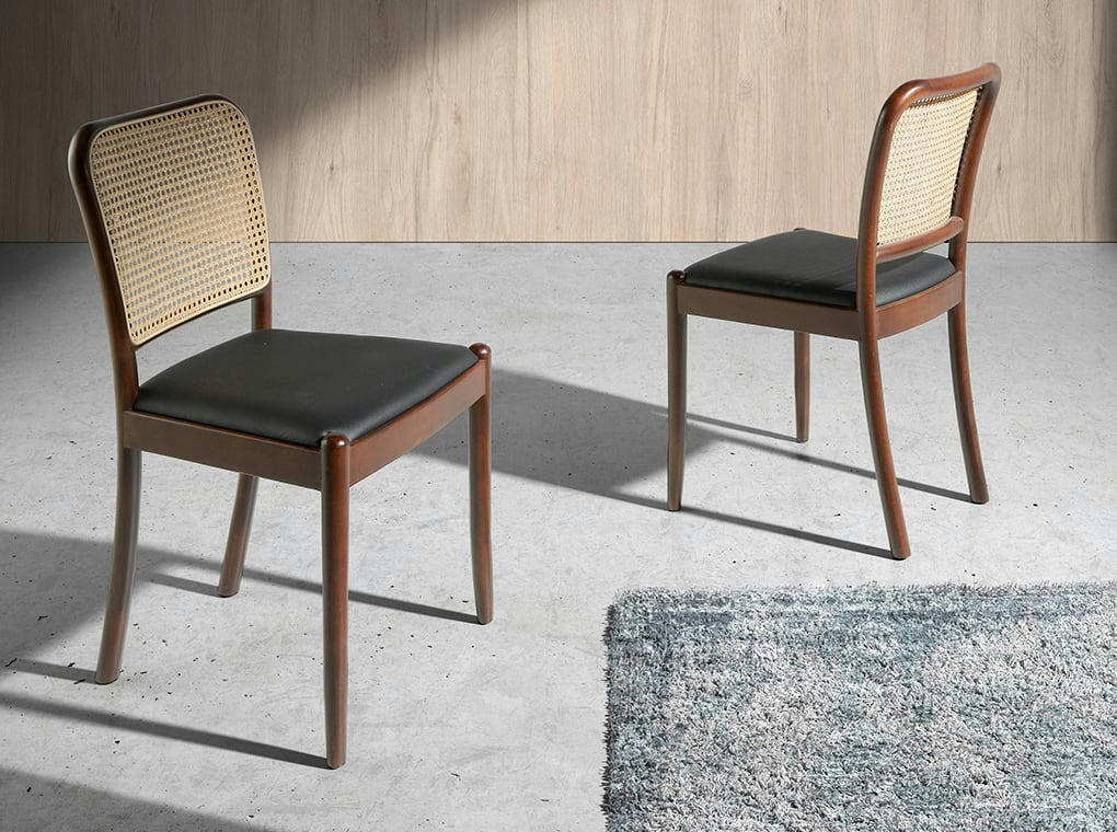 - Chaise en croûte de cuir et rotin