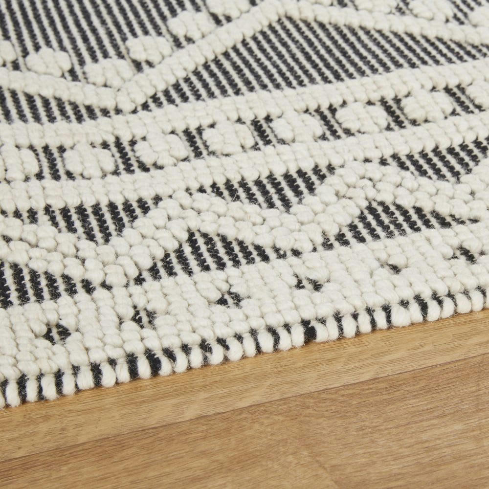 ISODORE - Tapis style berbère en laine et coton recyclé tissés motifs noir charbon et écrus 160x230