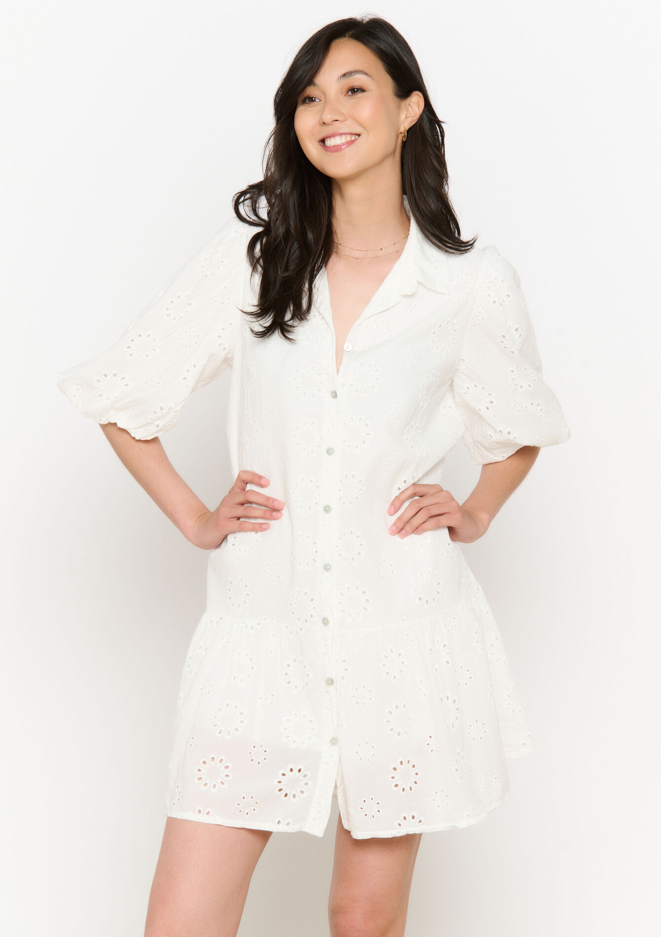 Geborduurde hemdjurk