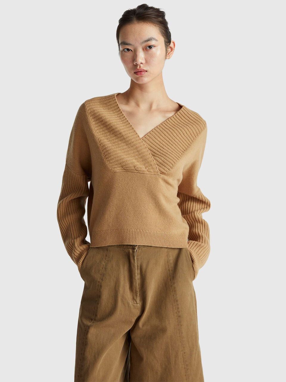 Boxy fit sweater with V-neck