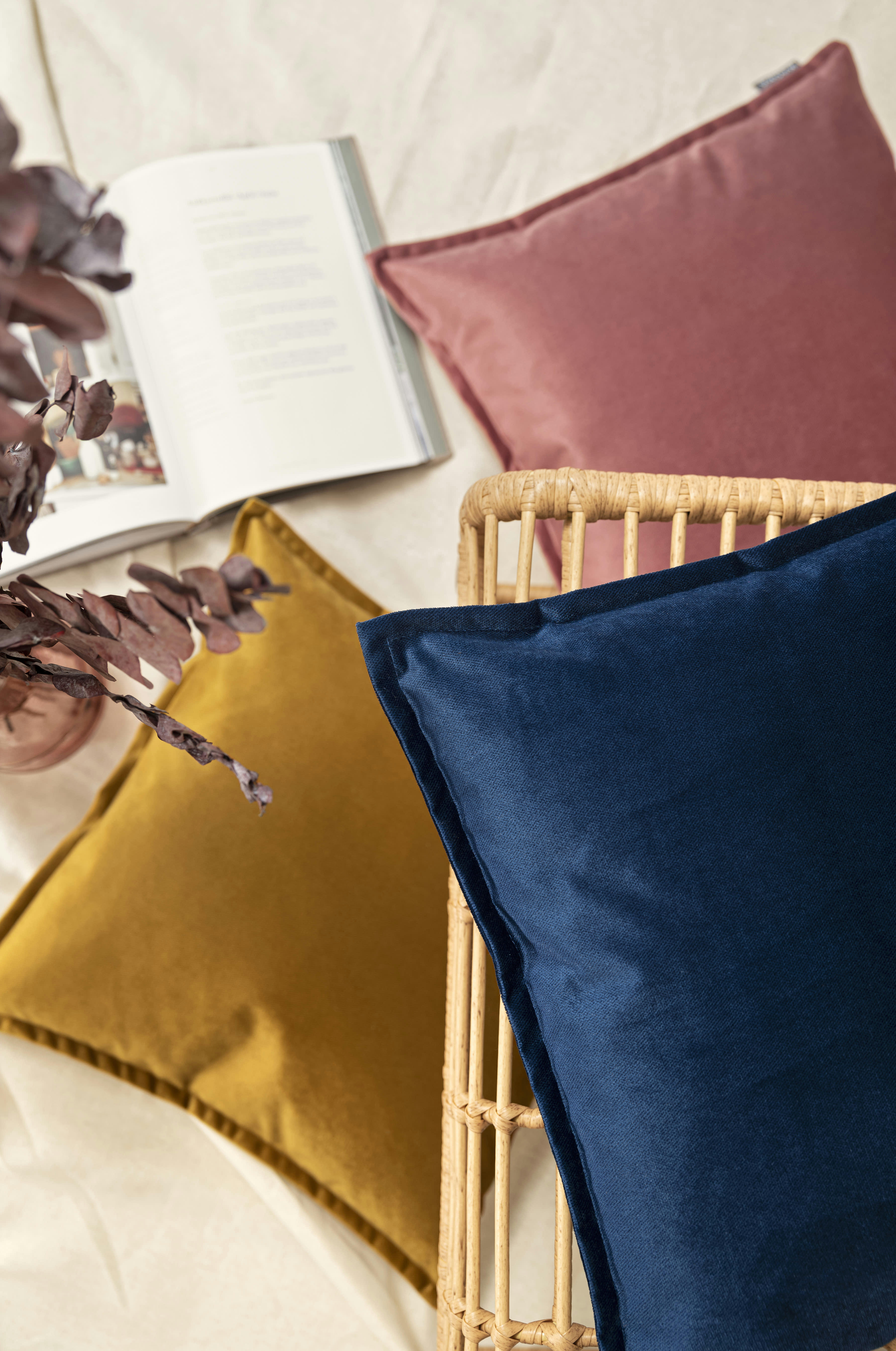 MARLA - Housse de coussin velours avec volant piqué bleu marine 60x60