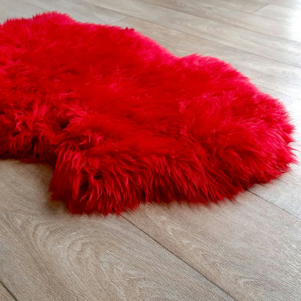 - Tapis en peau de mouton rouge