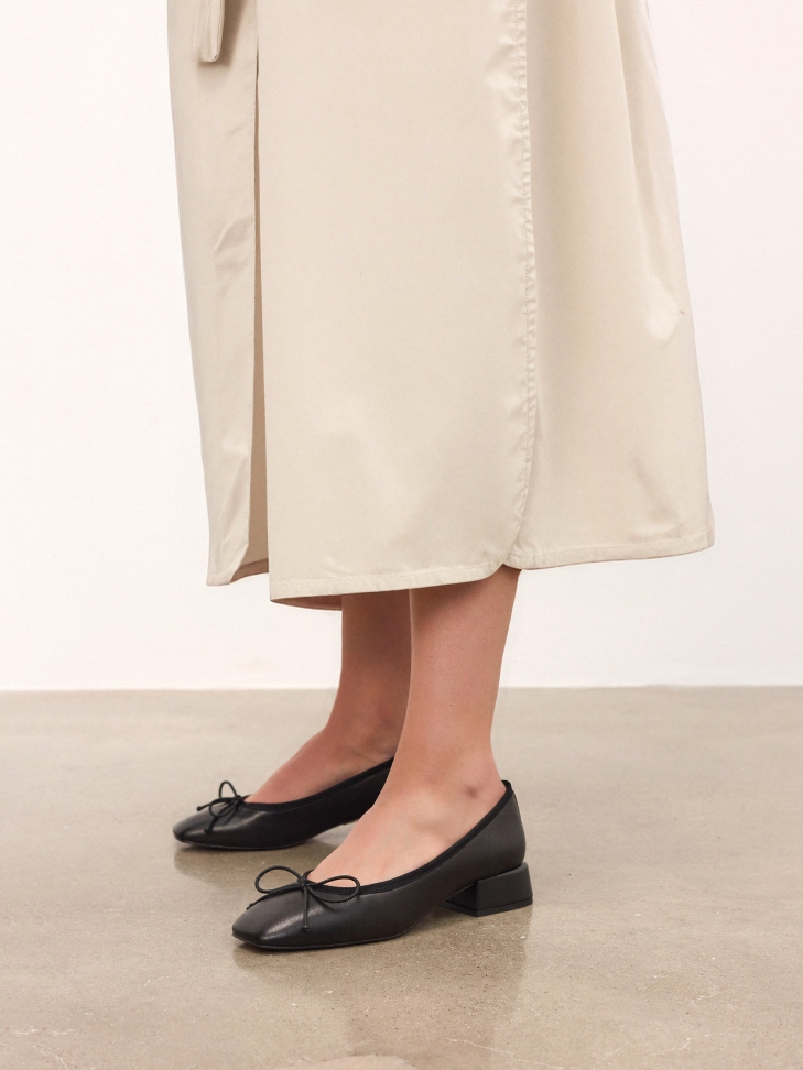 Low pumps with a bow