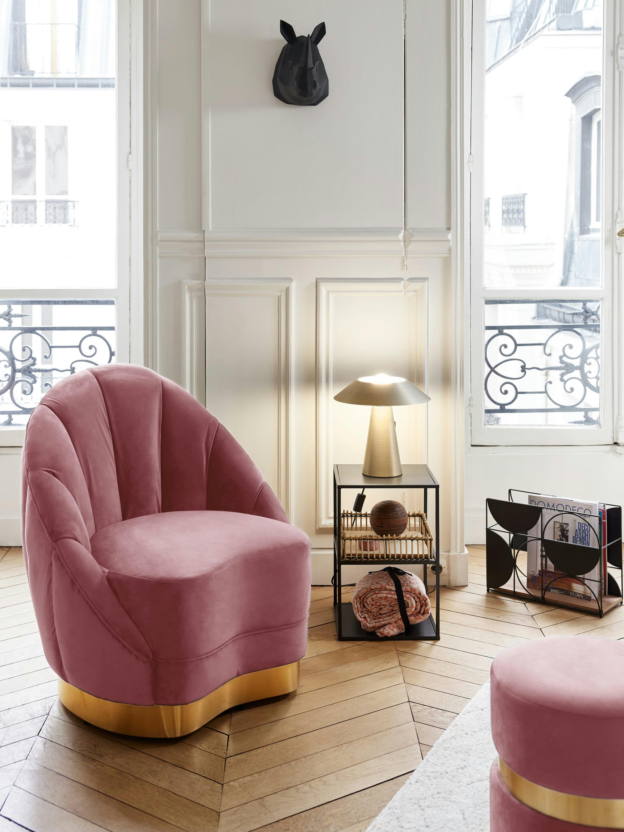 BETTY - Fauteuil en velours rose vintage, base cerclage or effet laiton