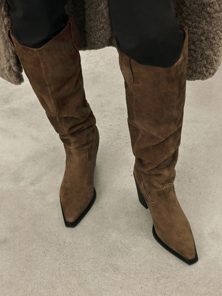 Boots with rounded upper in cowboy style