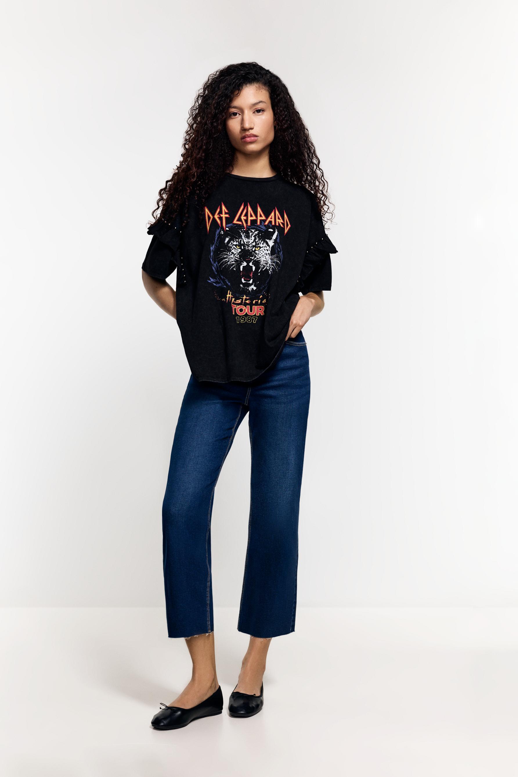Camiseta Def Leppard ©Universal volante