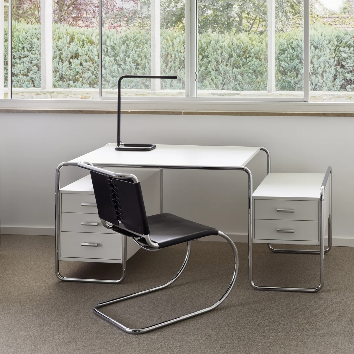 Thonet - S 533 L Stuhl, Gestell verchromt / Kernleder schwarz