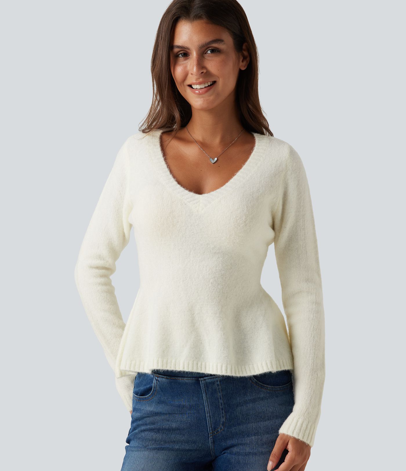 Pull ajusté à encolure en V, manches longues et ourlet à volants