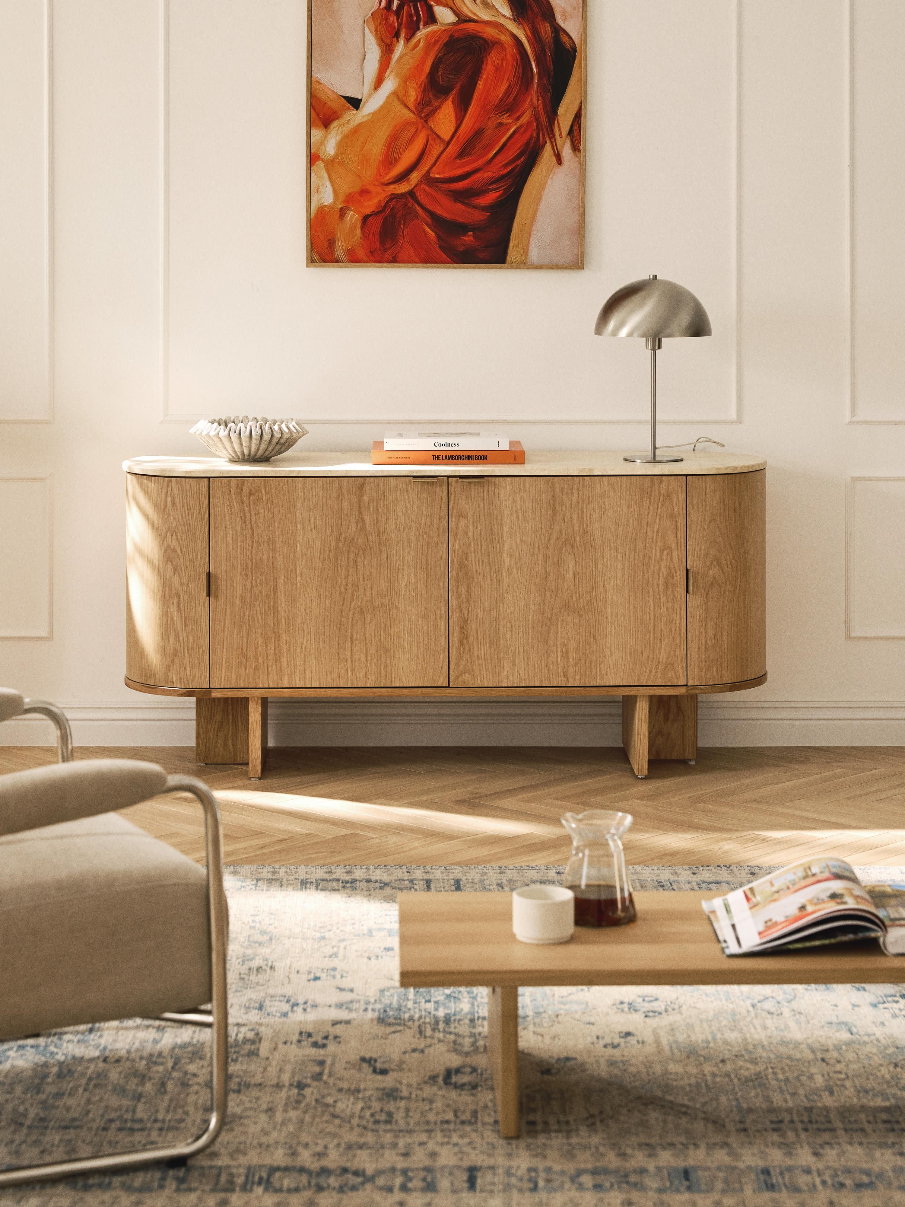 Holz-Sideboard Zumi mit abgerundeten Ecken und Travertinplatte