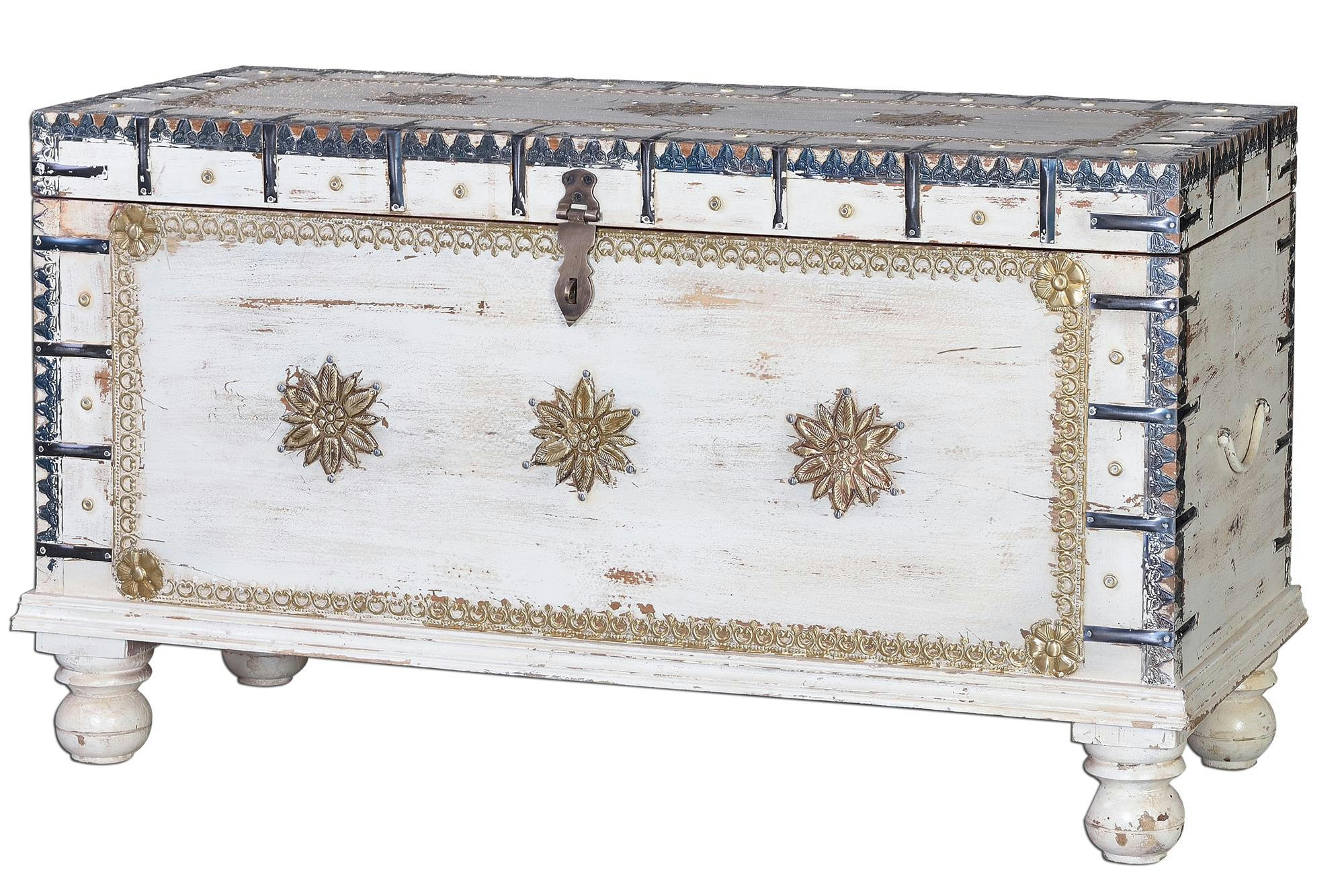 - Coffre ancien en bois de manguier blanc cassé