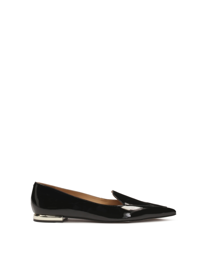 Flat patent leather pumps with gold heel