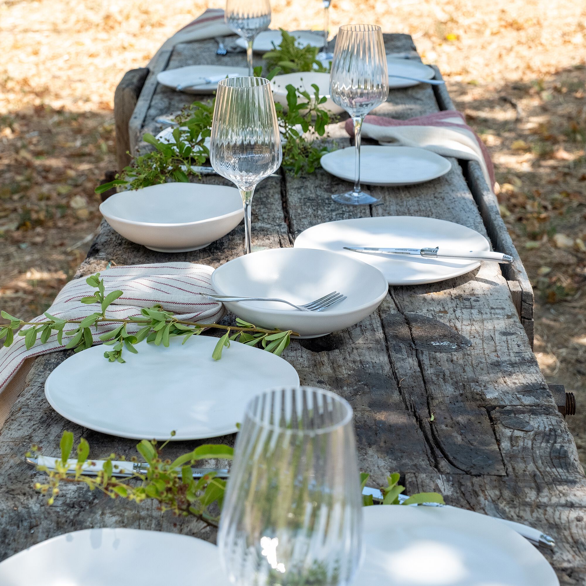 MELIHA - Assiette plate ondulée en faïence D26cm - blanc ventoux