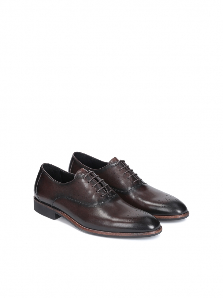 Men's oxford shoes with a subtle pattern with punched holes