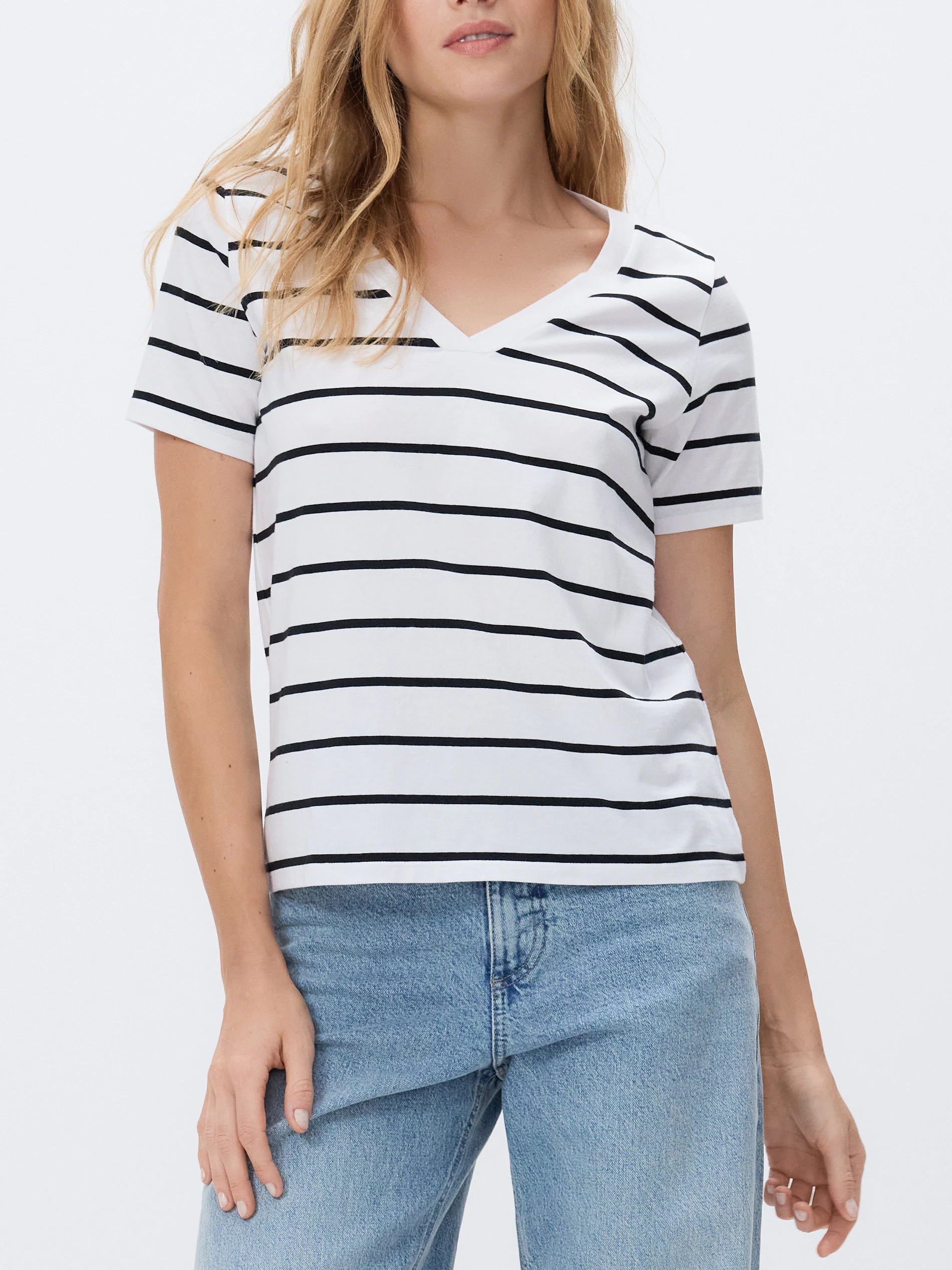T-shirt regular z dekoltem V