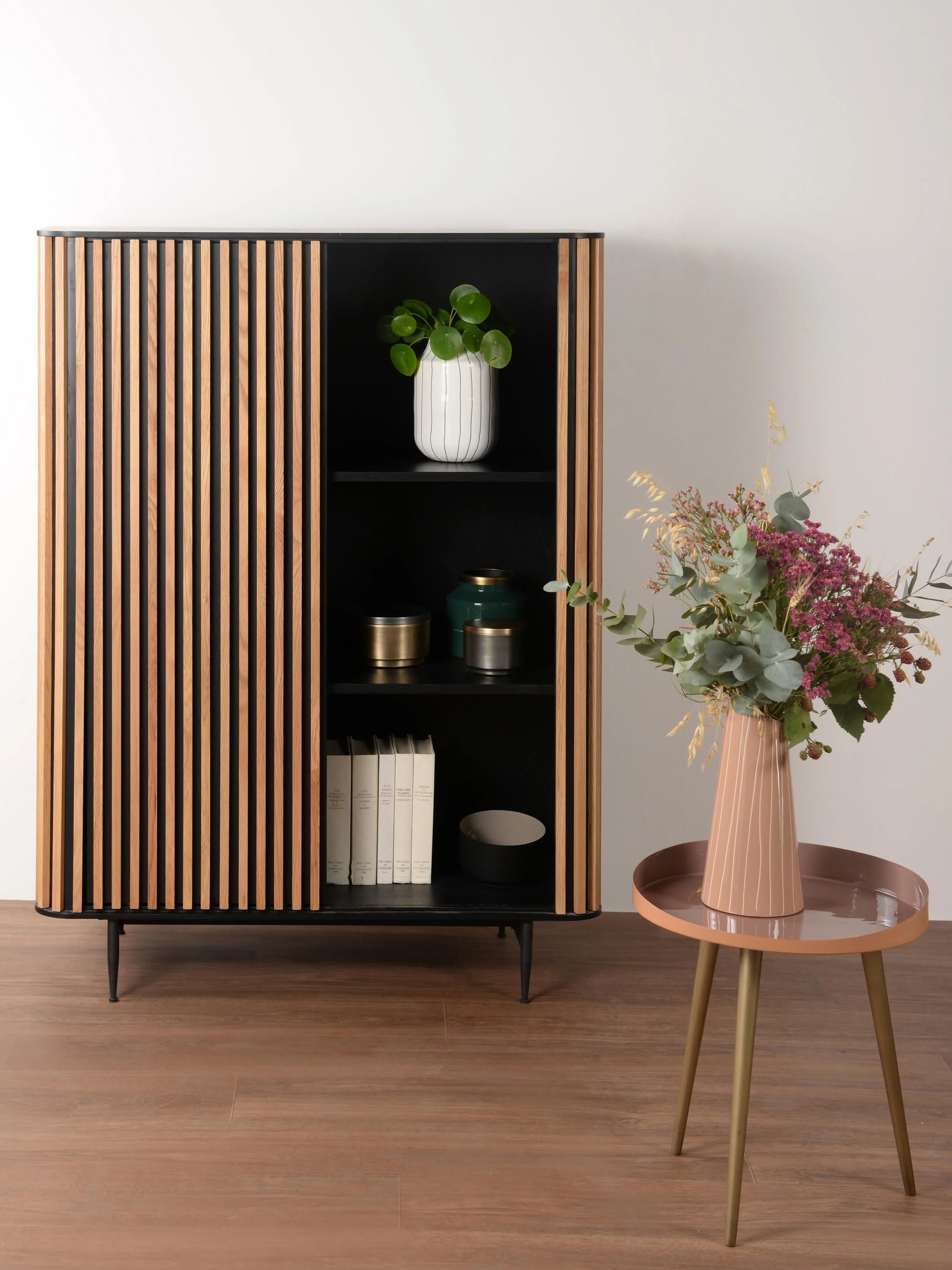 Highboard Linea mit Schiebetür und geriffelter Front