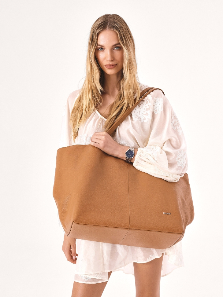 Light brown XXL bag with pouch