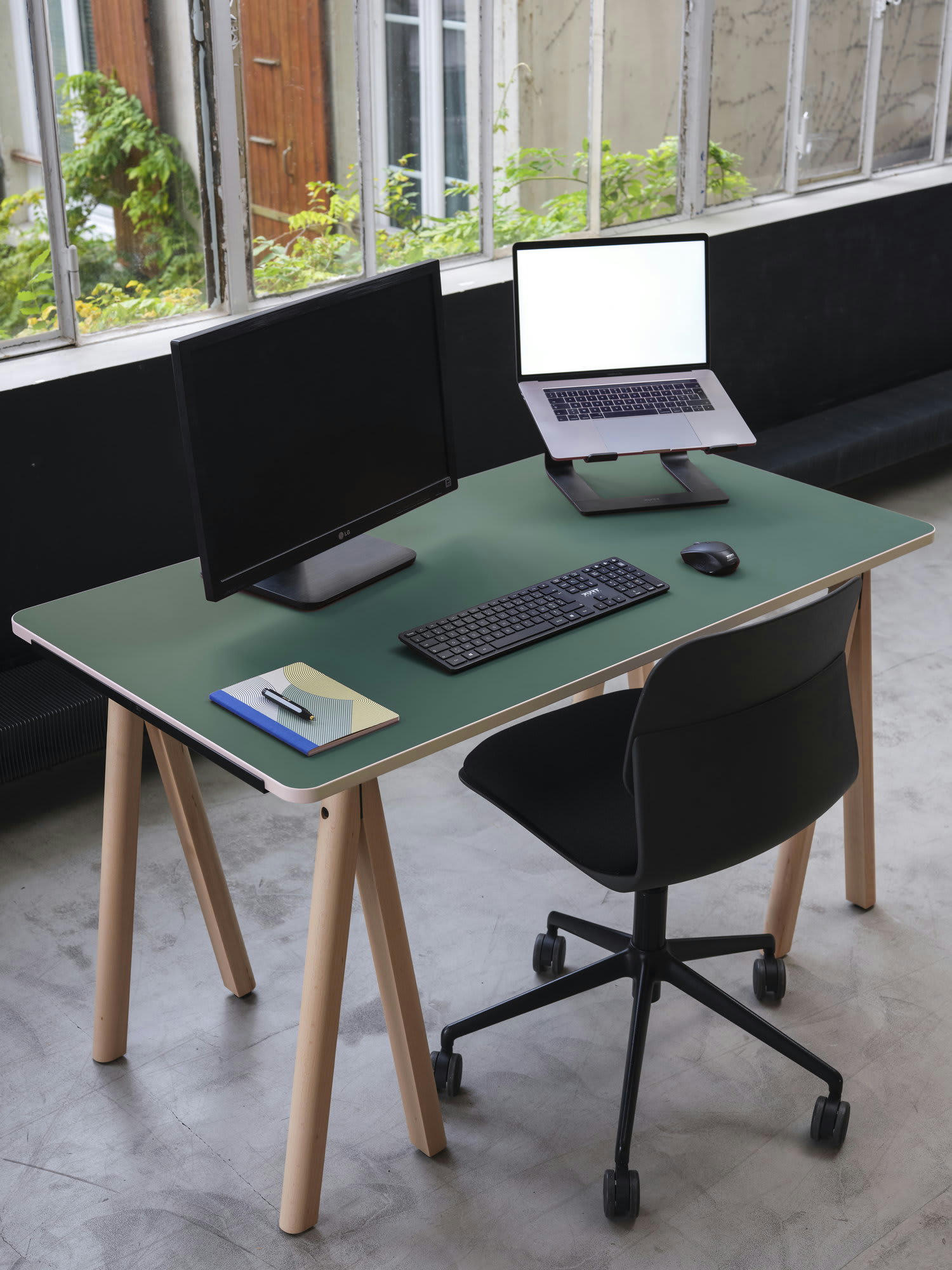 - Bureau démontable pieds en bois et plateau vert 130x70cm