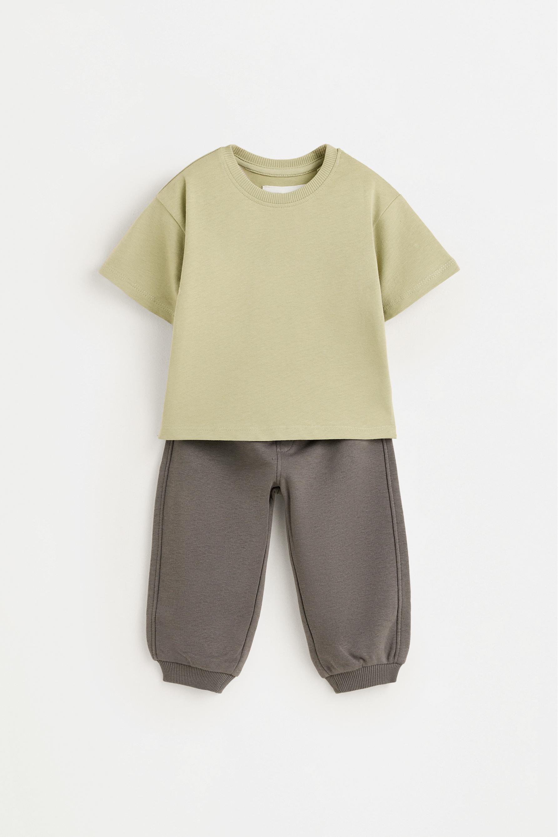 Set camiseta y pantalón jogger
