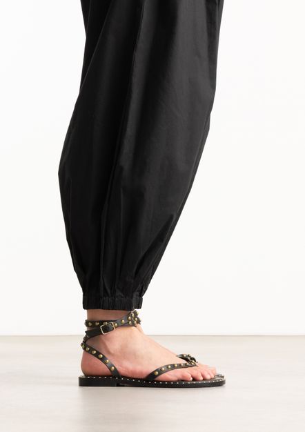 Zwarte leren platte sandalen met goudkleurige studs